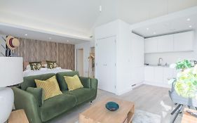 Luxurious City Centre Apartment With Balcony